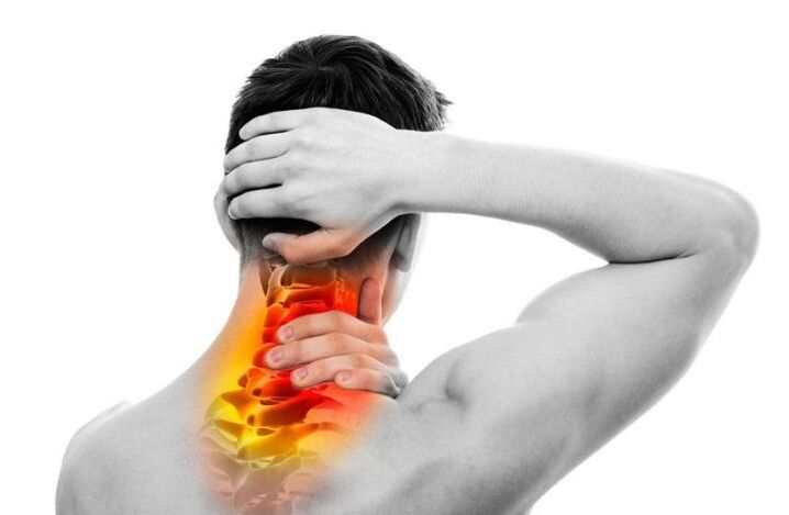 Ein Symptom der zervikalen Osteochondrose sind ständige oder stechende Schmerzen. 