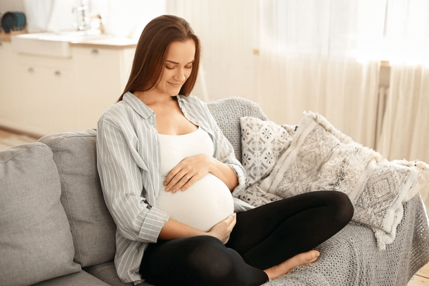 Regelmäßige Ruhe hilft einer schwangeren Frau, Rückenschmerzen im Lendenbereich zu lindern