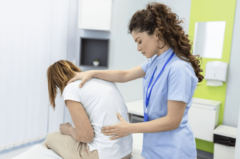 Um Rückenschmerzen im Lendenbereich zu diagnostizieren, führt Ihr Arzt eine körperliche Untersuchung durch. 