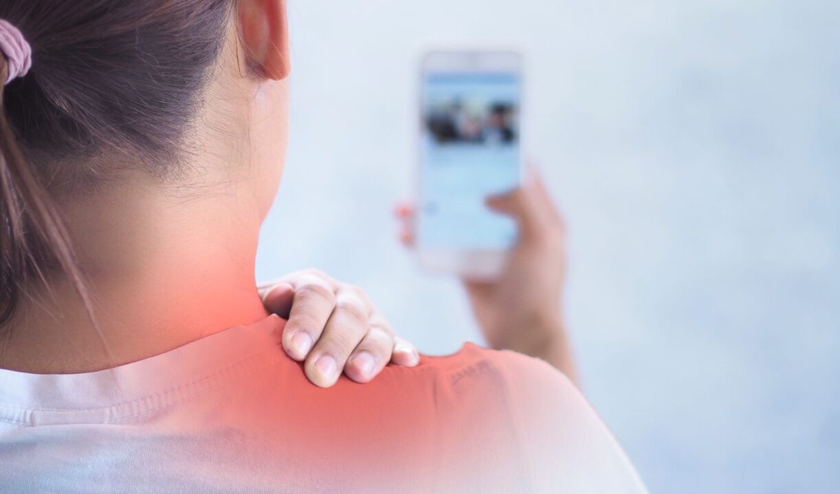 Am häufigsten schmerzt der Nacken aufgrund einer falschen Haltung, beispielsweise wenn eine Person längere Zeit ein Smartphone benutzt
