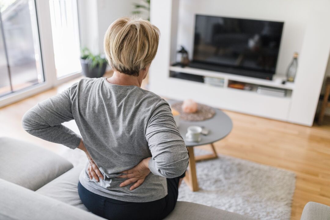 Eine Frau macht sich Sorgen über Rückenschmerzen im Lendenbereich