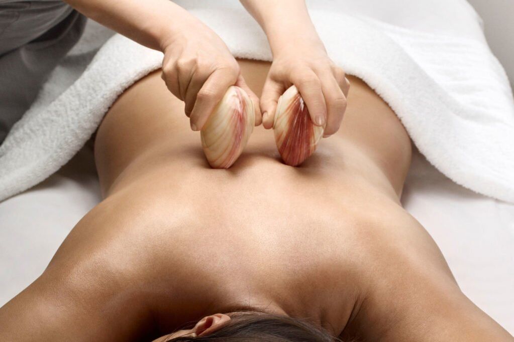 Eine Methode zur Schmerzlinderung bei Osteochondrose ist die Massage